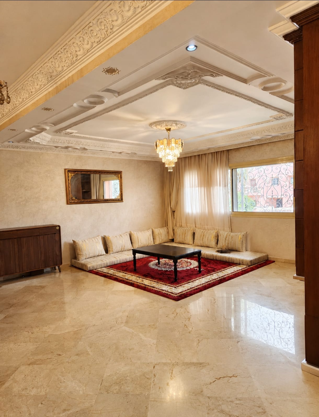 Salon marocain lumineux entièrement aménagé