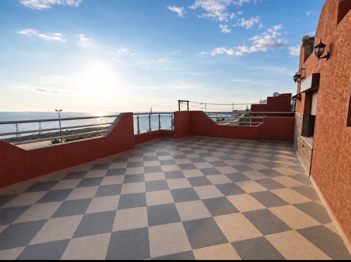 Terrasse avec vue mer au coucher du soleil