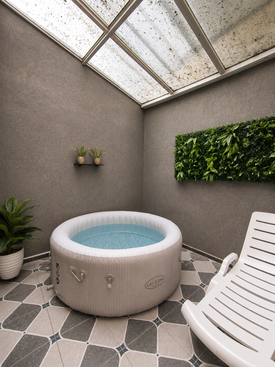 Espace détente avec jacuzzi et mur végétal