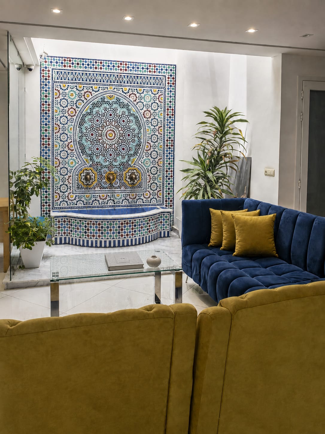 Fontaine en zellige artisanal dans les bureaux Dar Rbati à Agadir
